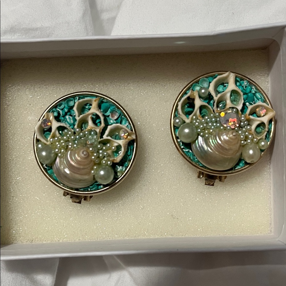 Antique Ocean Seashell Elegant Gold and Green Clip-On Earrings
